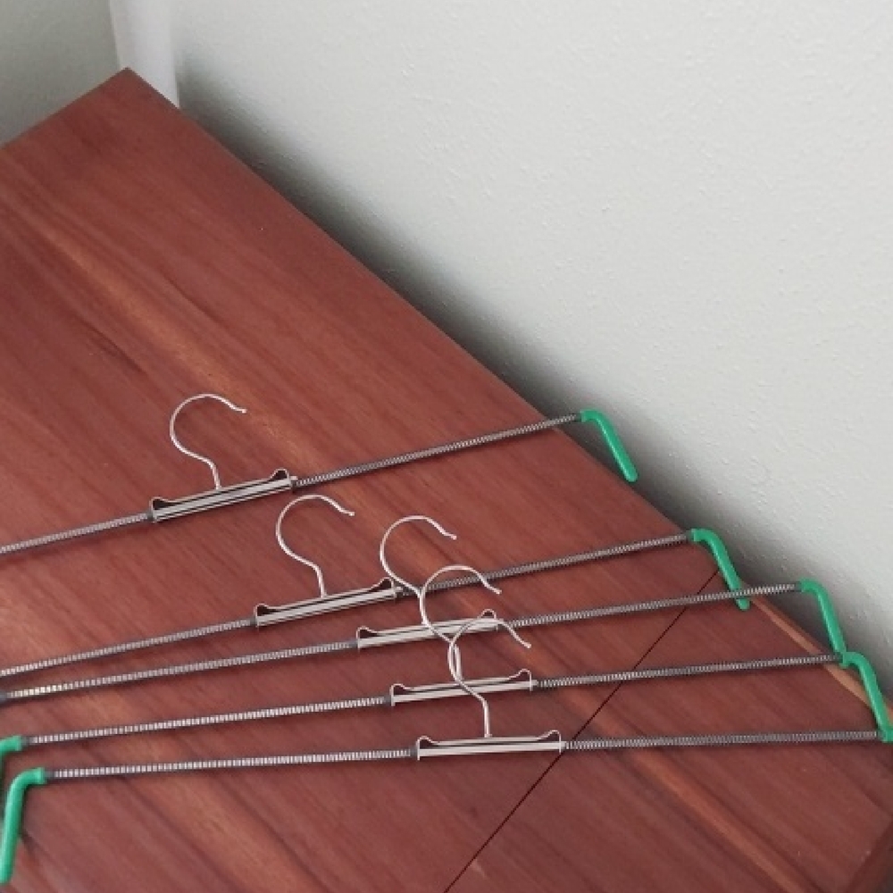 MAWI Green Metal Hangers Set